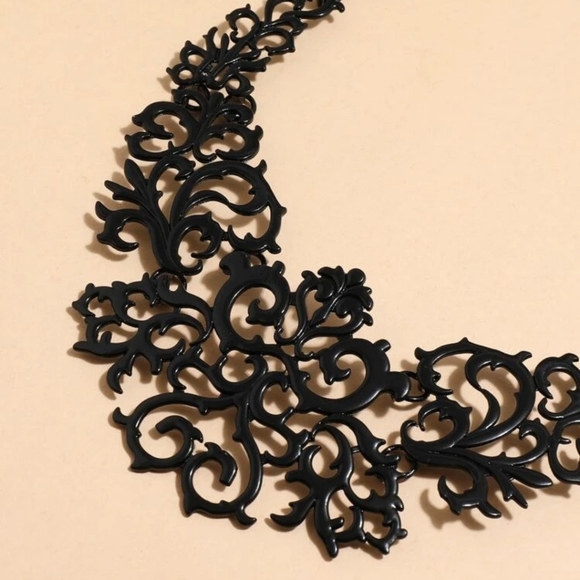 Metal hollow out necklace.pretty.lightweight.trendy. - Picture 3 of 5